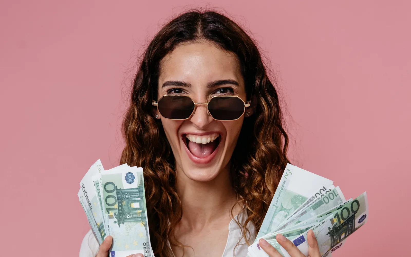 Frau freut sich über Bargeld für ihr Gerät