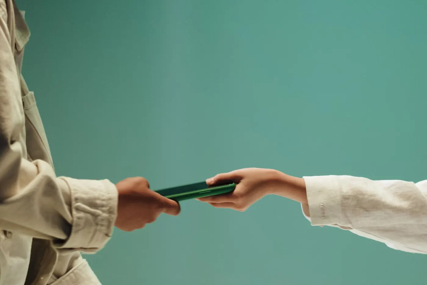 Ein Smartphone wird übergeben