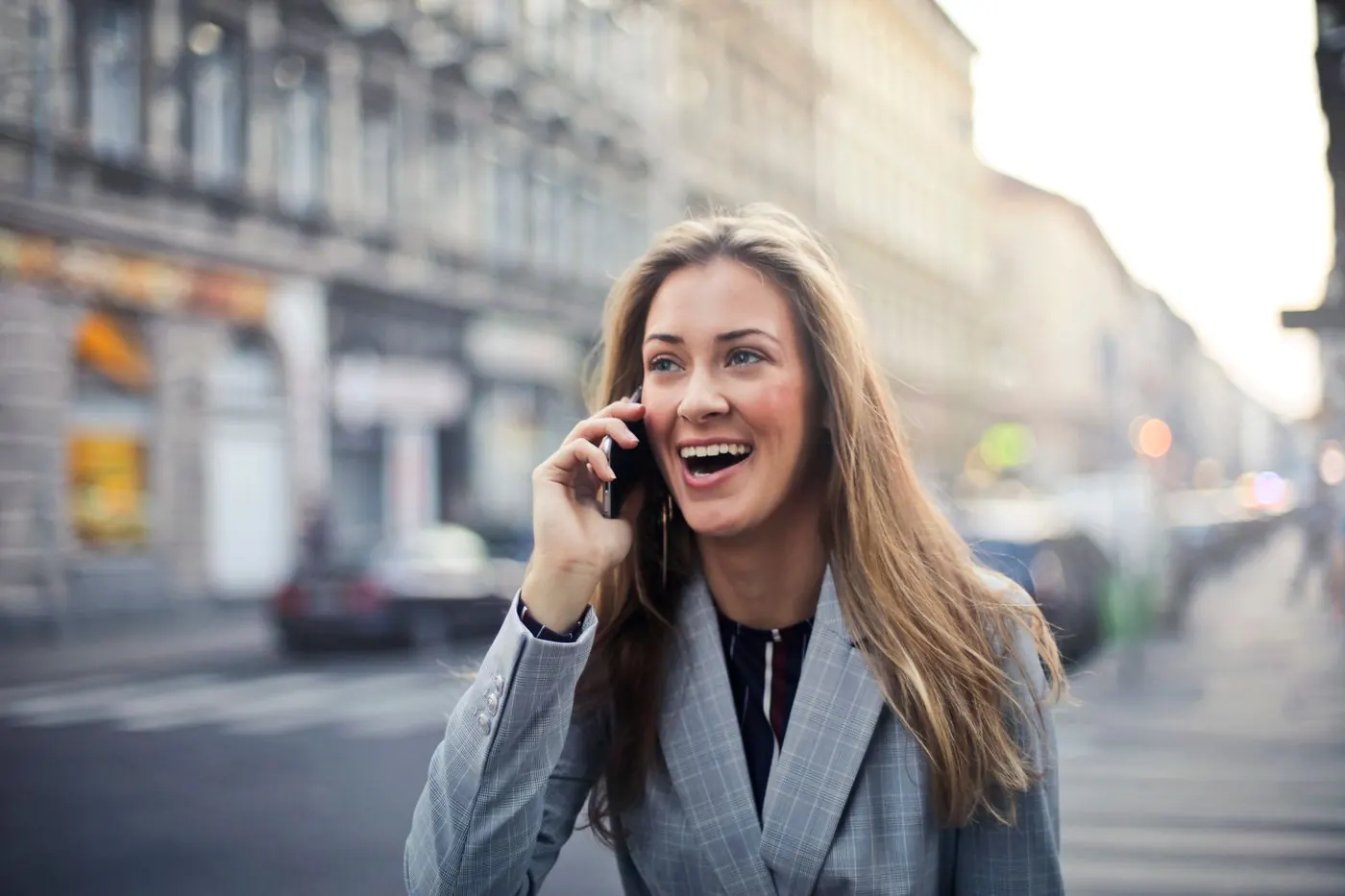 Glückliche Kundin telefoniert in der Stadt