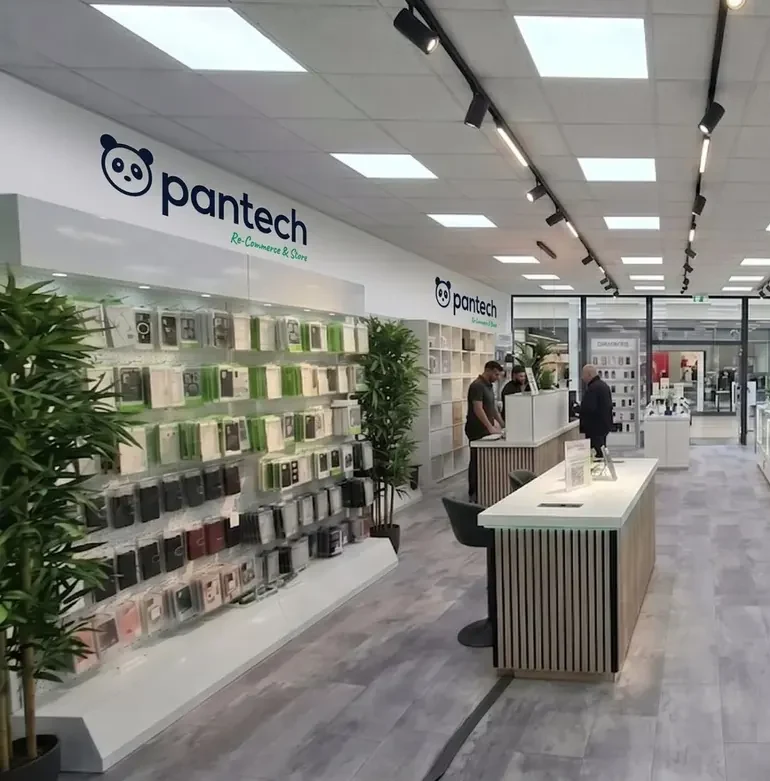 Blick in den Pantech Store in Hannover: Zubehörwand und Theke